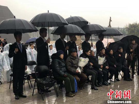 10日晨，南京大屠殺死難者家庭祭告活動在侵華日軍南京大屠殺遇難同胞紀念館舉行。　朱曉穎 攝