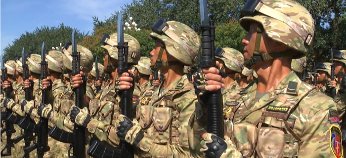 戰(zhàn)友，新增的“雙手持槍”攜槍姿勢，你掌握了嗎？