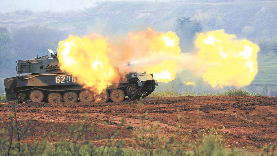 炮兵分隊(duì)開展實(shí)彈射擊訓(xùn)練，炮管噴射怒焰！