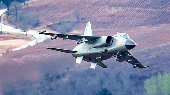 驚艷！飛行員駕駛戰(zhàn)機(jī)超低空高速通過山谷