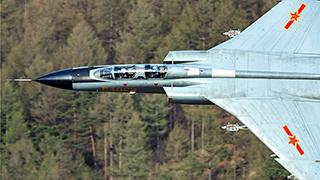 驚艷！飛行員駕駛戰(zhàn)機超低空高速通過山谷