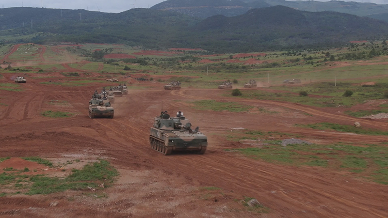 震撼！實彈射擊現(xiàn)場曝光 炮火“點亮”高原夜空