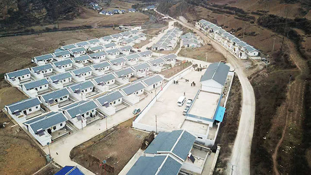 新春走軍營(yíng)丨半山腰掃視涼山打古洛村，舊屋新居對(duì)比明顯