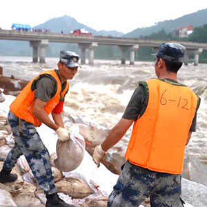 演訓(xùn)場(chǎng)到一線！中部戰(zhàn)區(qū)靠前指揮調(diào)度部隊(duì)全力抗洪