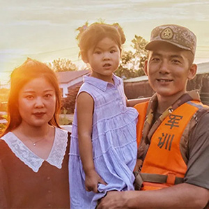 抗洪大堤上特殊的生日，軍嫂軍娃與兵哥哥同在！