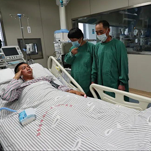 被洪水卷走負(fù)傷的戰(zhàn)士醒了！他在病床上敬了一個(gè)軍禮