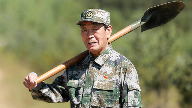退休將軍植樹(shù)造林18年，家鄉(xiāng)從一片荒坡變一片林海