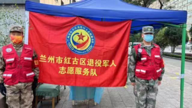 轉(zhuǎn)換戰(zhàn)場(chǎng)投入新戰(zhàn)“疫”，脫下軍裝還是“排頭兵”！