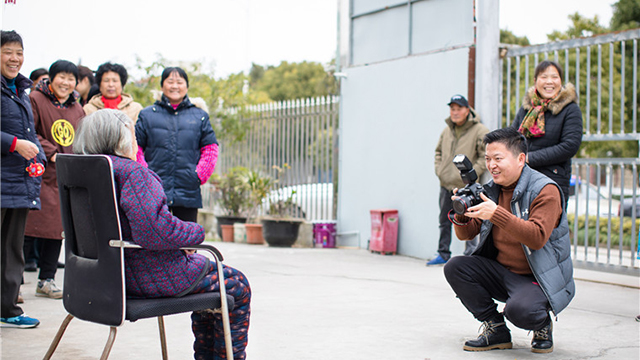 8年為近8000位老人免費(fèi)拍照，他說(shuō)要“拾起老人幸福的笑”