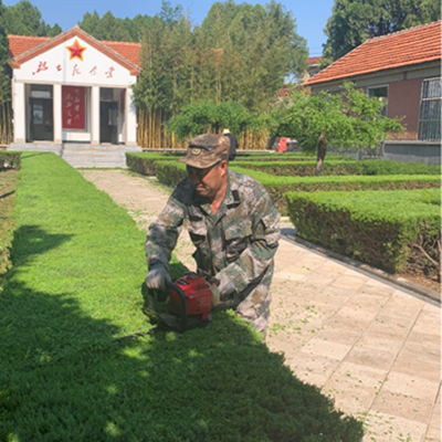 28年，他為2728名烈士“守陵”，幫25名烈士“回家”