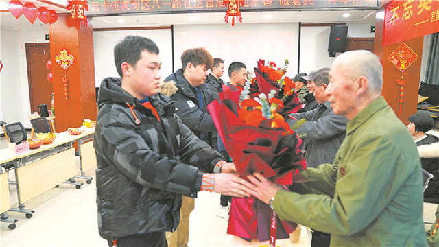 尊崇英雄傳承榮光，應(yīng)征青年與老兵面對(duì)面展開新春對(duì)話