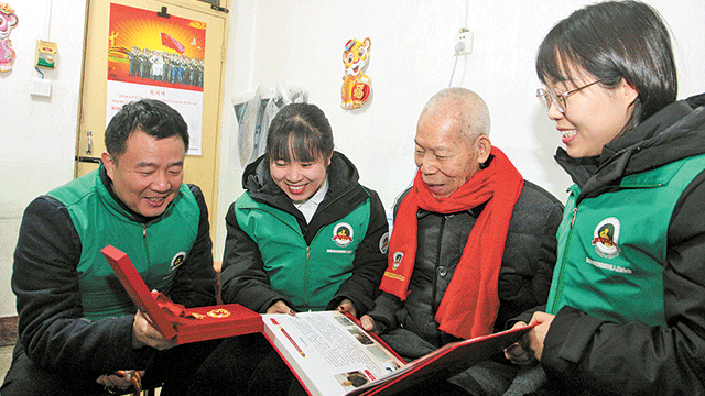 九零后祝福“九零后”，青年志愿者給老兵拜年