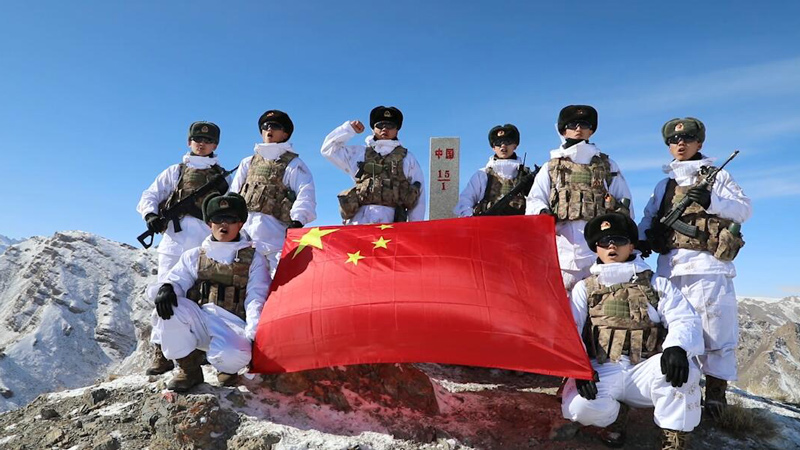 新春走軍營(yíng)丨中吉15號(hào)界碑前，新兵接過鋼槍！