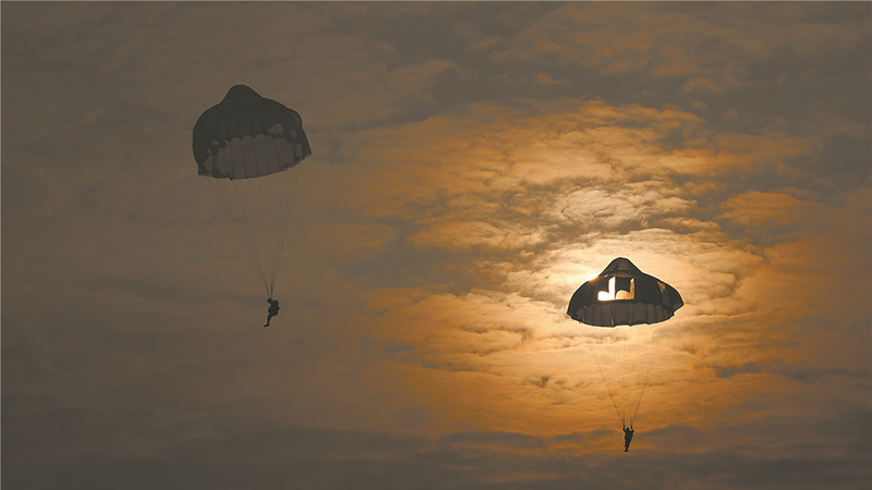 朵朵傘花競相綻放！海軍陸戰(zhàn)隊某旅直升機(jī)低空跳傘訓(xùn)練掠影