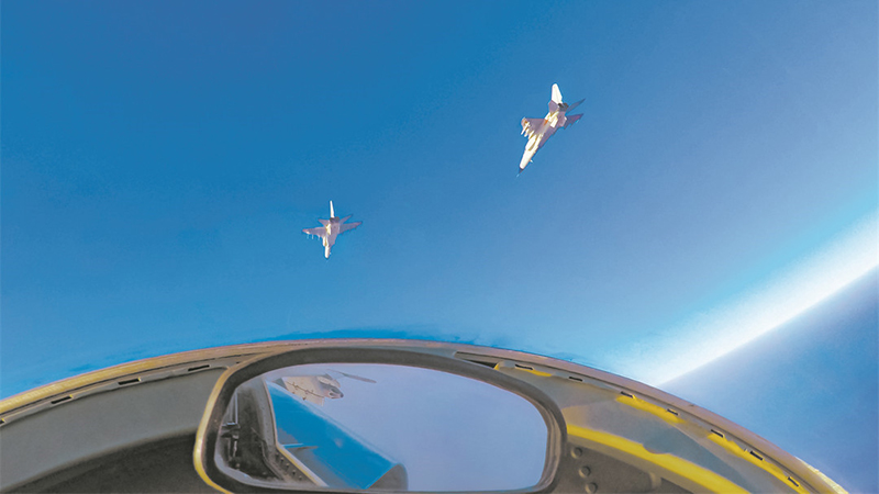 戰(zhàn)鷹掠云端！海軍航空兵某旅開展對地攻擊訓(xùn)練影像