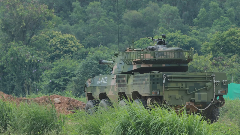 慢動作感受輪式裝甲分隊實(shí)彈射擊超強(qiáng)火力