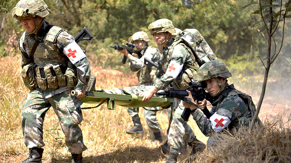 第75集團(tuán)軍某旅緊貼實(shí)戰(zhàn)組織戰(zhàn)場救治綜合演練