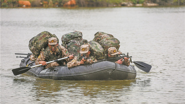 解放軍報記者走進(jìn)訓(xùn)練場體驗偵察尖兵的“艱難一日”