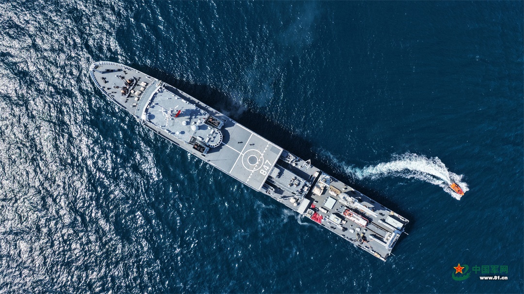 圖為海軍陽澄湖船正在進行營救落水人員部署操演