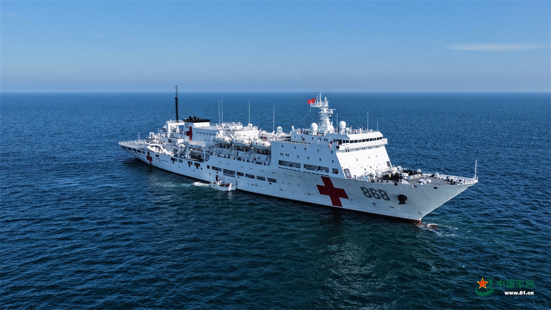 圖為海軍吉祥方舟號醫(yī)院船醫(yī)護人員正在搭乘小艇前出