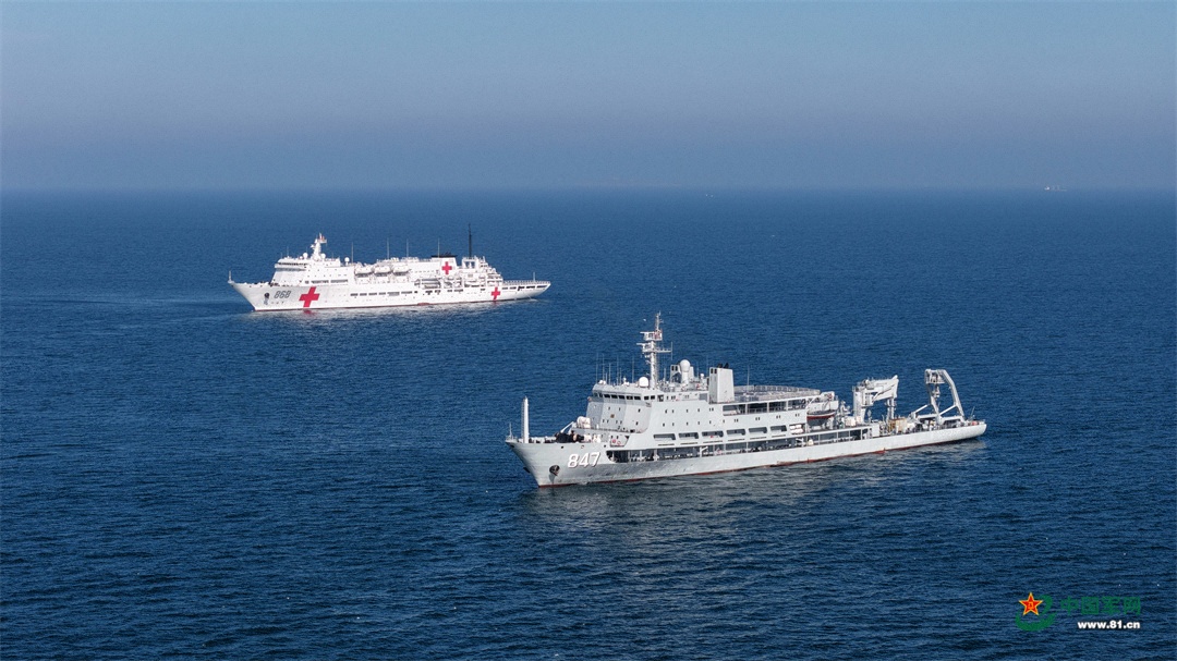 圖為海軍吉祥方舟號醫(yī)院船與陽澄湖船準備開展聯(lián)合搜救演練