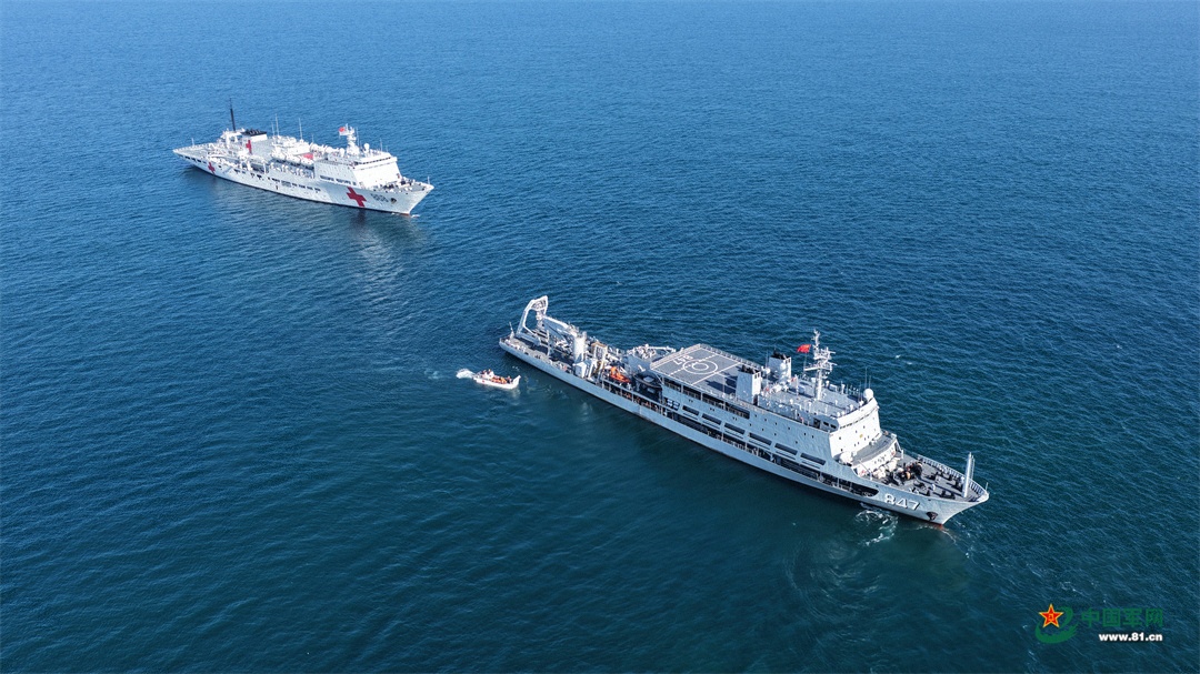 圖為海軍吉祥方舟號醫(yī)院船救生艇抵達陽澄湖船