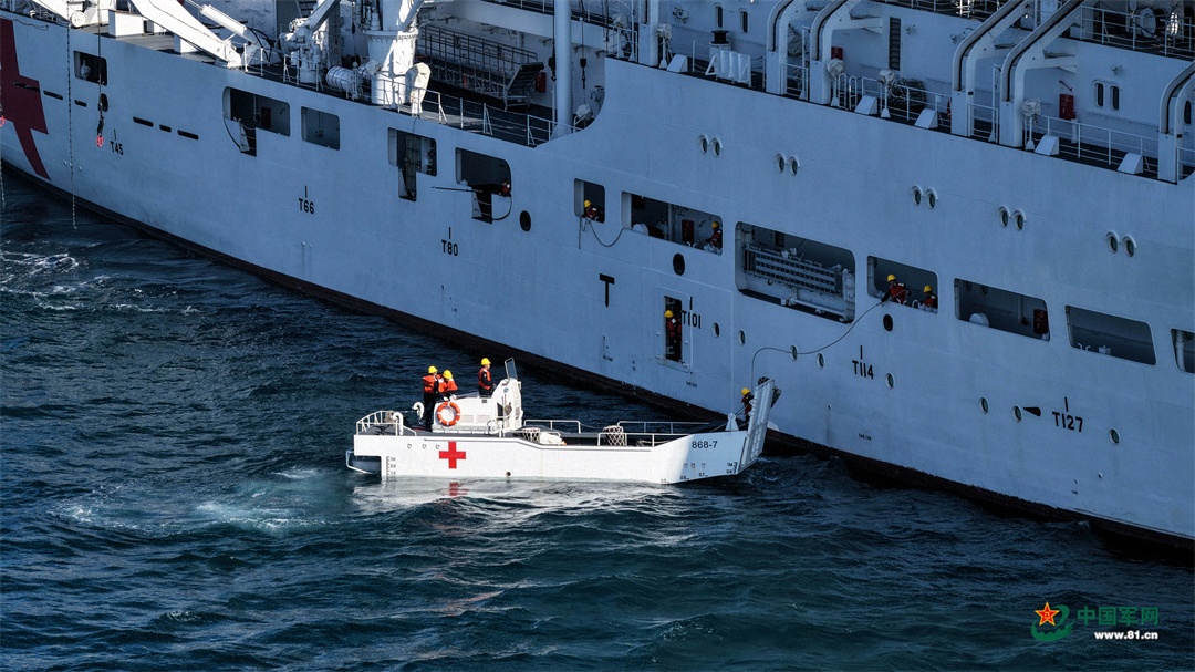 圖為正在轉運傷員