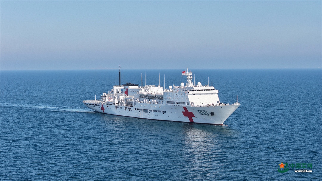 圖為海軍吉祥方舟號(hào)醫(yī)院船正在前往任務(wù)海區(qū)