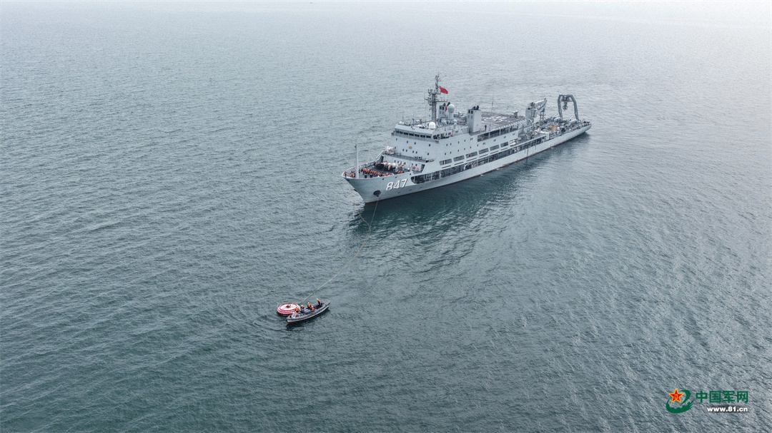圖為海軍陽(yáng)澄湖船正在進(jìn)行系留水鼓訓(xùn)練