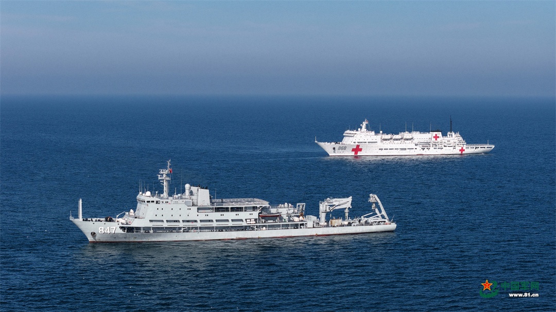 圖為海軍吉祥方舟號(hào)醫(yī)院船與陽(yáng)澄湖船進(jìn)行編隊(duì)航行部署操演