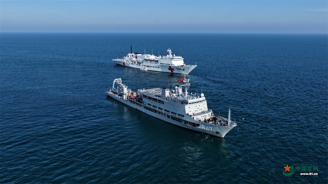 圖為海軍吉祥方舟號(hào)醫(yī)院船與陽(yáng)澄湖船協(xié)同轉(zhuǎn)運(yùn)傷員