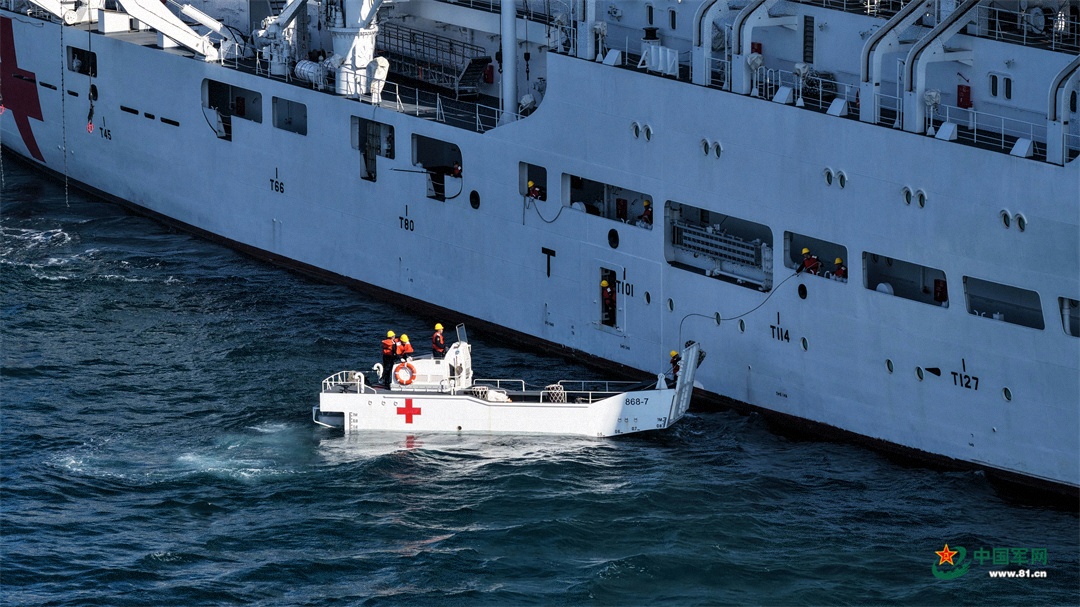 圖為正在轉(zhuǎn)運(yùn)傷員