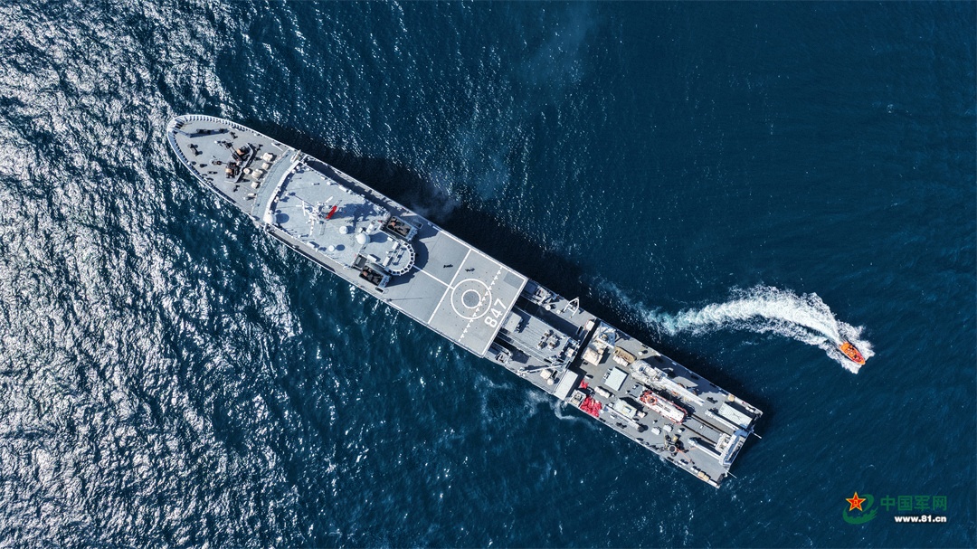 圖為海軍陽(yáng)澄湖船正在進(jìn)行營(yíng)救落水人員部署操演