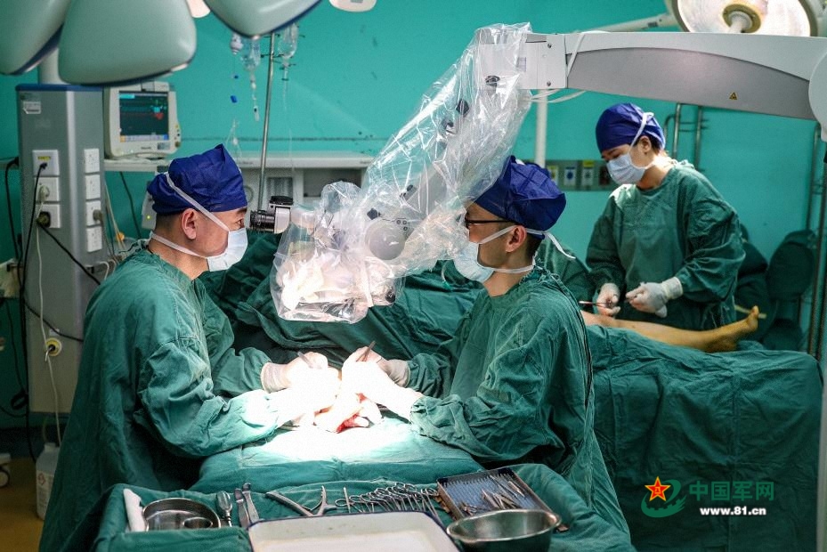 圖3:博士團(tuán)隊(duì)合力救治病患