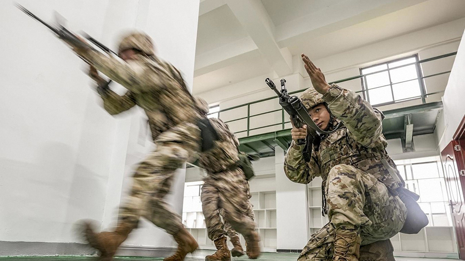 直擊武警官兵冬日練兵場