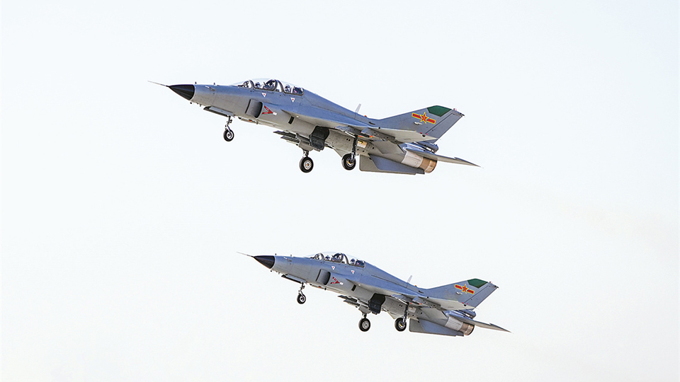 空軍西安飛行學院某部組織飛行訓練