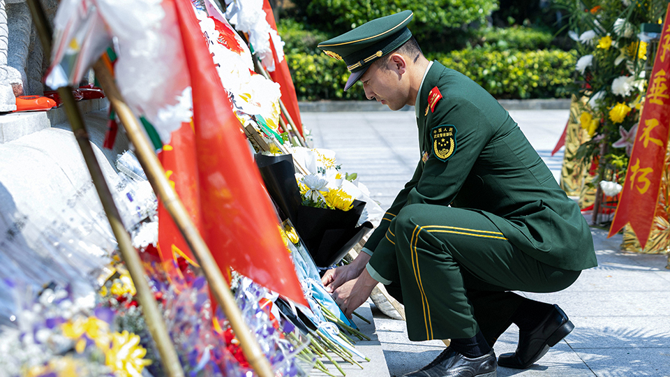 武警廣西總隊百色支隊赴烈士陵園開展祭掃活動