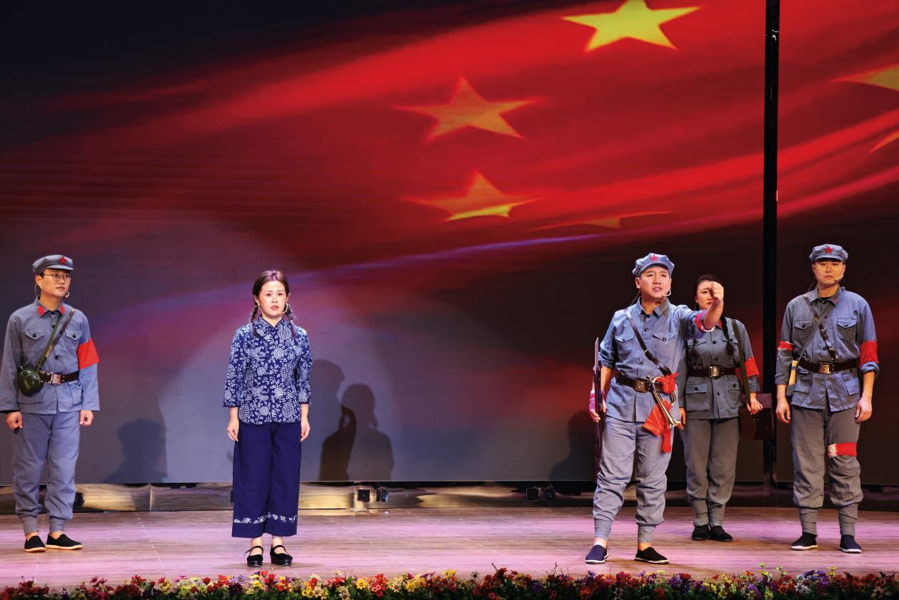 梅里斯區(qū)人武部民兵文藝團成員為民兵進行紅色教育文藝匯演。尹龍泉攝