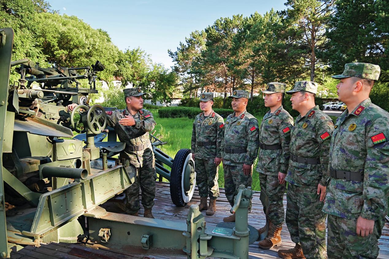 民兵教練員通過介紹武器裝備向民兵講解軍史。陳浩攝