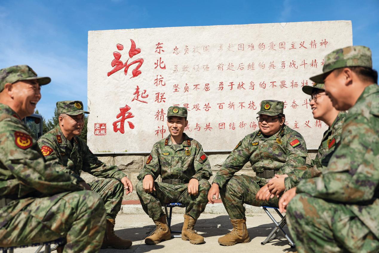 碾子山區(qū)人武部在民兵訓練期間開展民兵政治教育活動。張豐山攝