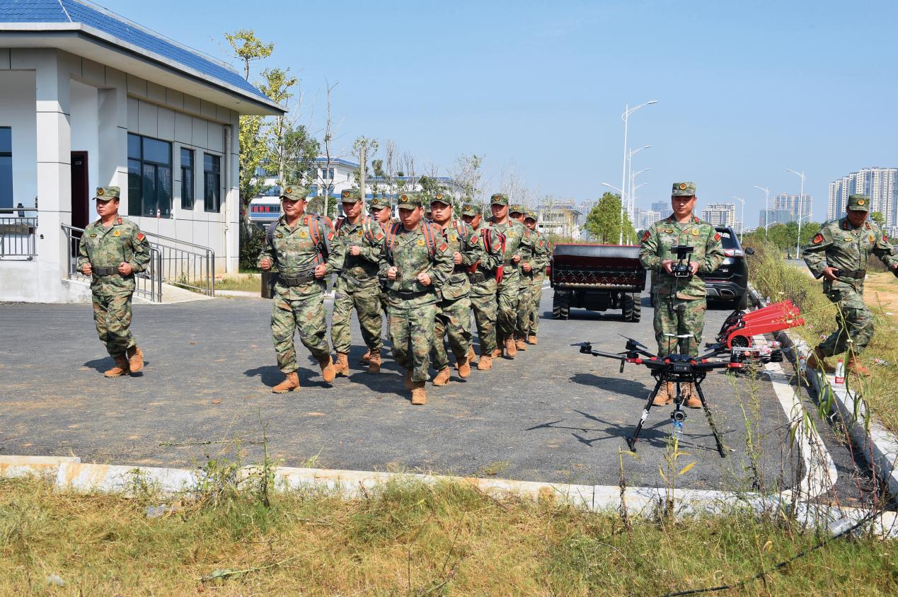 安化縣民兵使用無人機偵察配合訓練