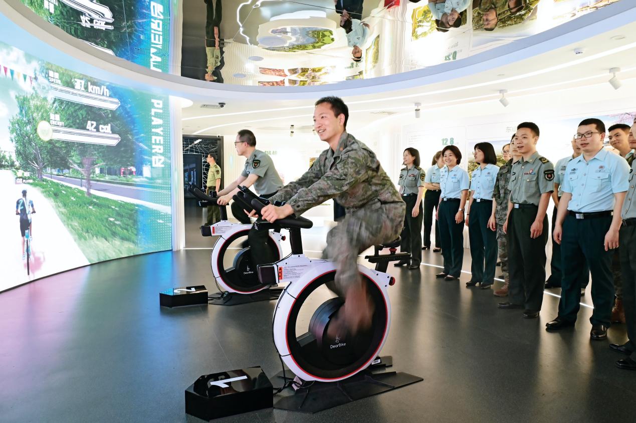 _組織參觀綿陽城市規(guī)劃館，體驗科技創(chuàng)新產品