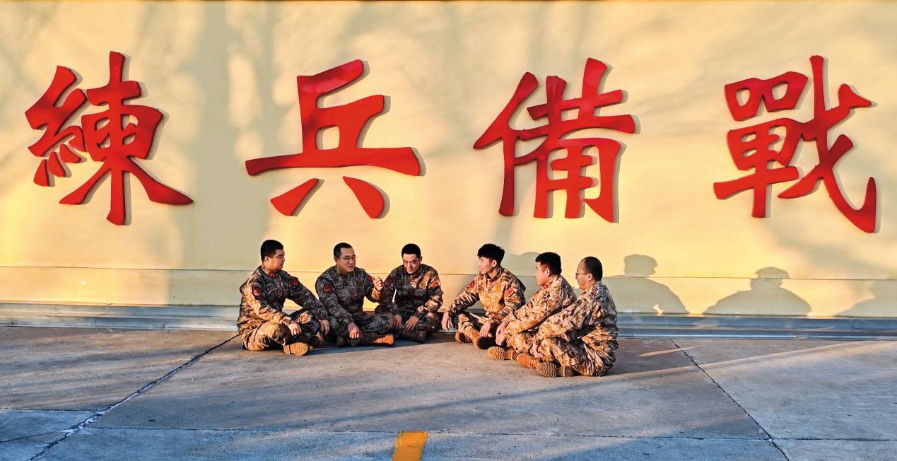 在訓(xùn)練間隙組織談心交心，架起溝通“連心橋”