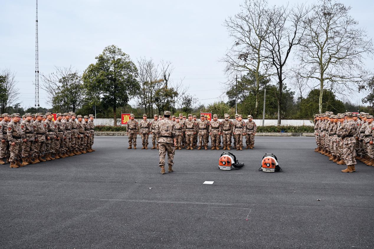 廣信區(qū)人武部組織森林滅火講解示范。