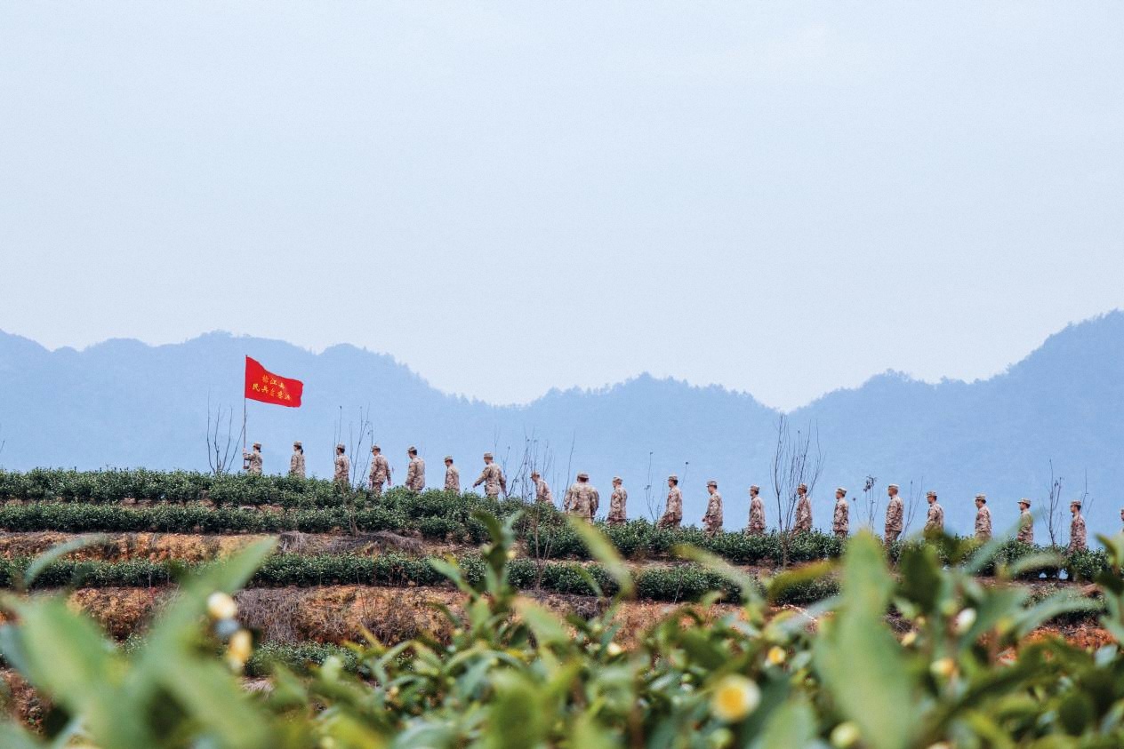 貴州省榕江縣人武部組織官兵、民兵開展“重走長征路”活動。李長華 攝
