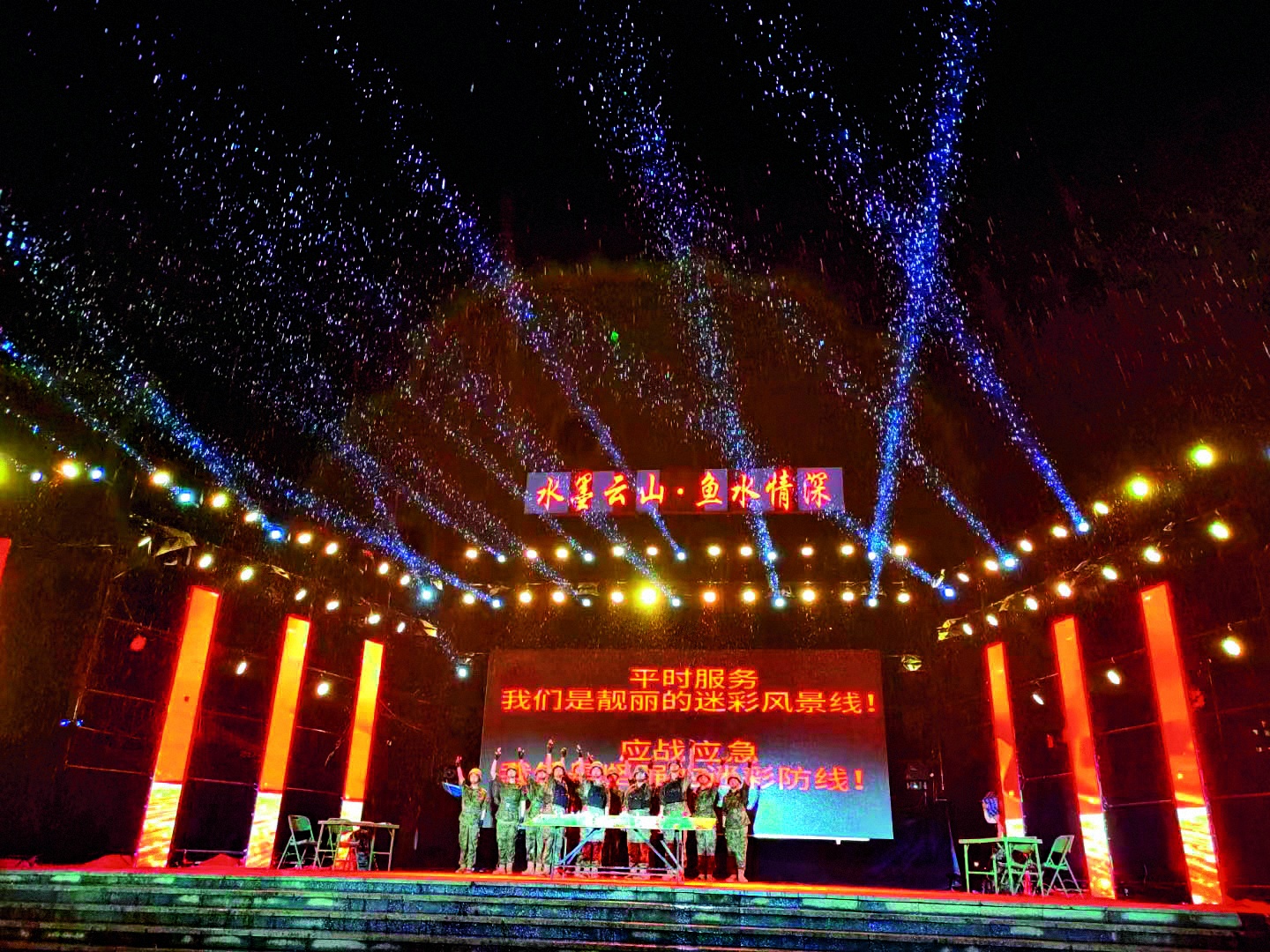 貴州省施秉縣人武部組織文職人員、基干民兵進行雙擁匯演。邰露露 攝