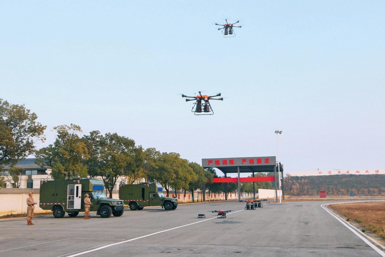 2025年1月5日，黃岡軍分區(qū)組織察打一體車和無人機(jī)協(xié)同演練演訓(xùn)。圖為應(yīng)急救援無人機(jī)升空。周搏攝