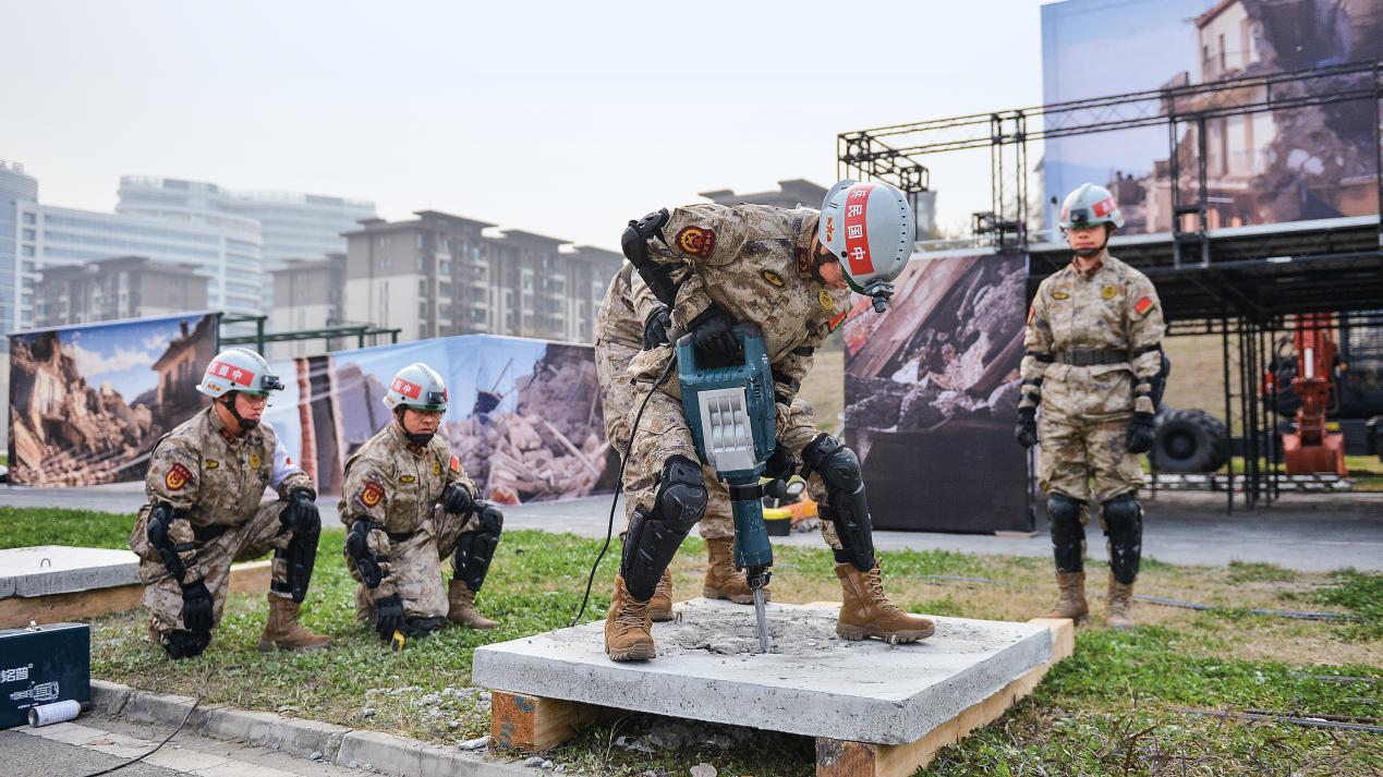 組織民兵教練員進行特種救援