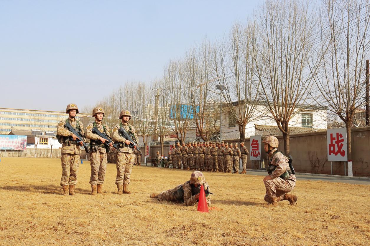 臨夏軍分區(qū)組織專武干部輕武器訓(xùn)練