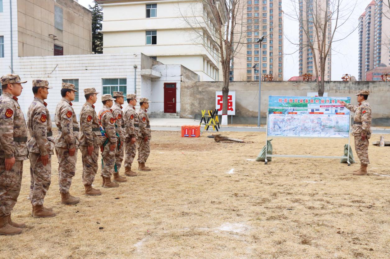 臨夏軍分區(qū)組織專武干部進行搶險救災(zāi)訓(xùn)練